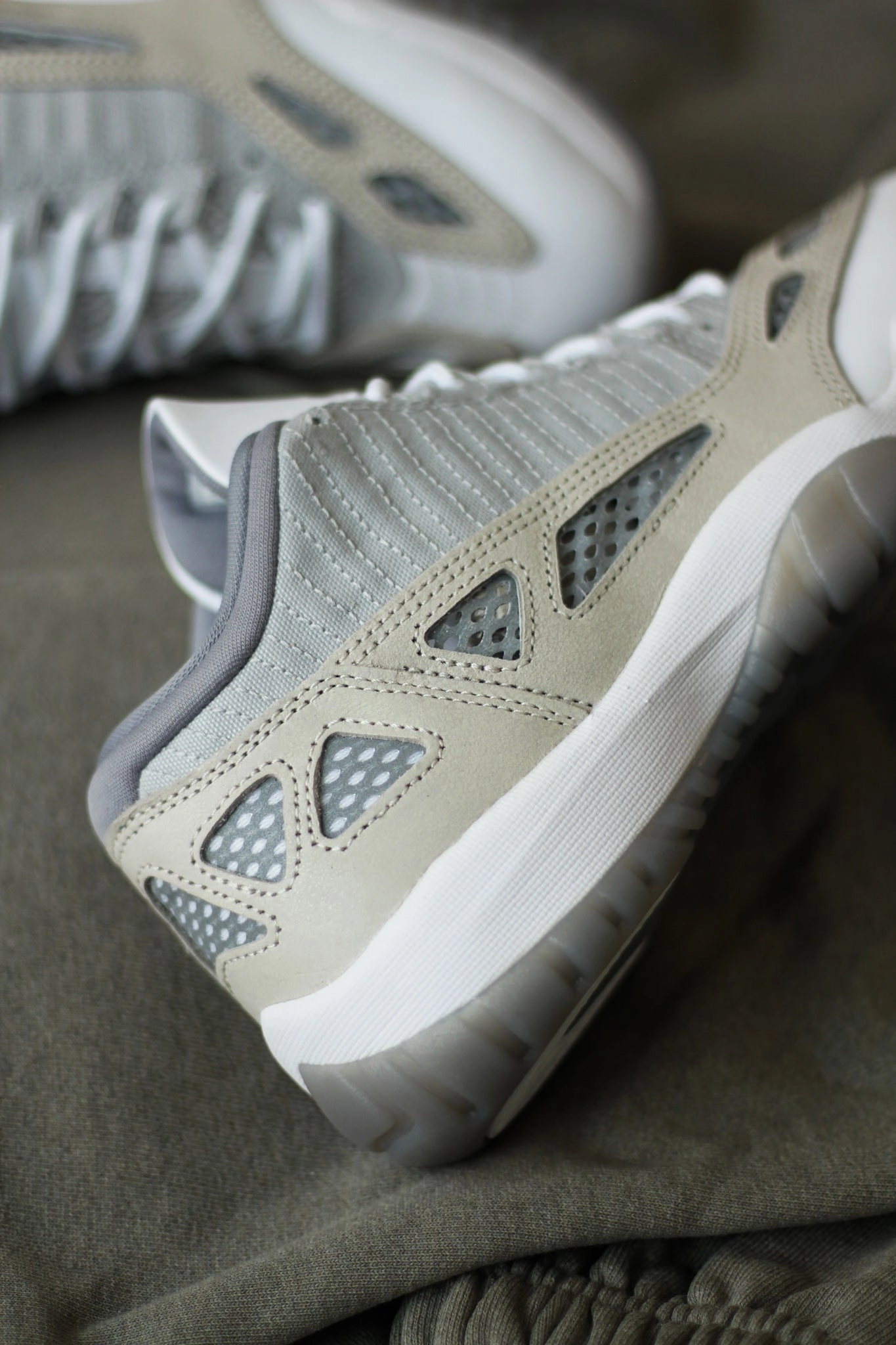 AIR JORDAN 11 RETRO LOW IE LT OREWOOD